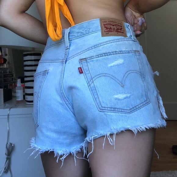 levi’s light wash jean shorts - Picture 2 of 4